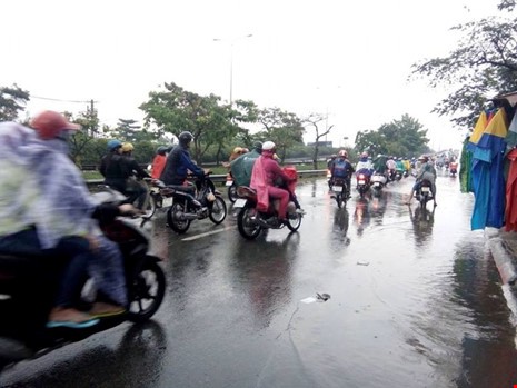 Cơn mưa chiều 19/2 không lớn nhưng do đường trơn nên có số người đi xe máy ở TP.HCM trượt ngã