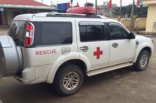 Xe cấp cứu được tháo cáng của Bệnh viện Đa khoa huyện Đức Thọ.