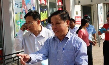 Phó chủ tịch UBND quận Bình Tân (TP.HCM), ông Nguyễn Gia Thái Bình xuống đường đòi lại vỉa hè.