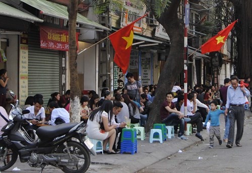 Tình trạng lấn chiếm vỉa hè ở Hà Nội diễn ra thường xuyên