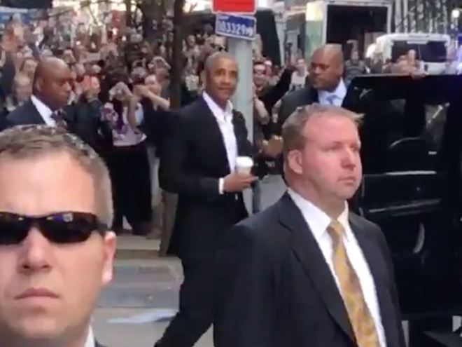 Obama xuất hiện trên đường phố New York, Mỹ hôm 24/2. Ảnh: Business Insider. 
