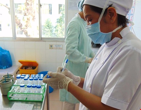 Kỹ thuật viên Nguyễn Thị Kim Loan đang thống kê những lọ chứa đàm của người bệnh.