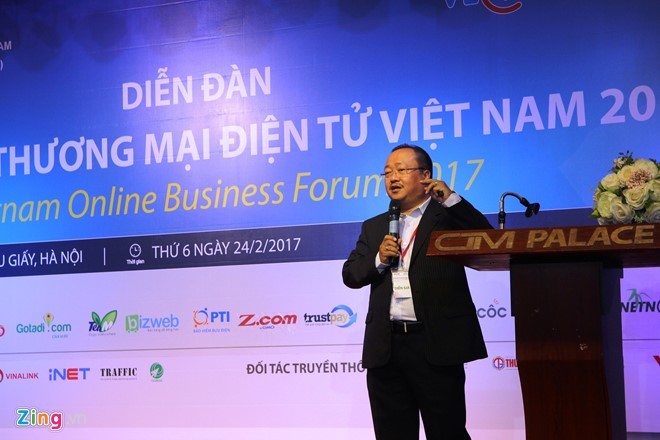 Ông Nguyễn Ngọc Dũng, Phó chủ tịch VECOM công bố chỉ số TMĐT Việt Nam 2017.