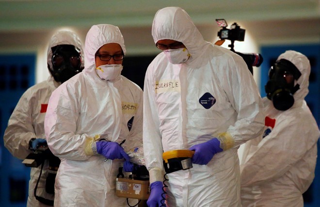 Việc phát hiện chất độc VX đã giết chết ông Kim khiến giới chức Malaysia phải mở cuộc tìm kiếm chất độc và làm sạch tại ga đi ở sân bay Kuala Lumpur 2. Ảnh: Reuters.