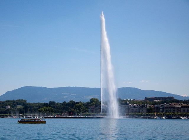 Đài phun Jet d’Eau, biểu tượng của Geneva, Thụy Sĩ, thu hút nhiều khách du lịch đến chiêm ngưỡng. 
