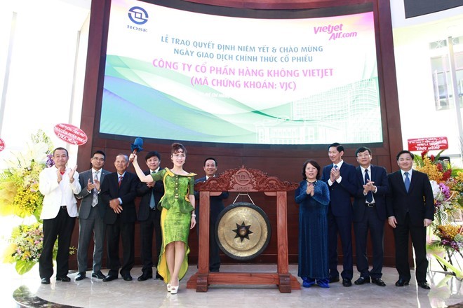 Bà Nguyễn Thị Phương Thảo đánh cồng để niêm yết chính thức cổ phiếu VJC. 