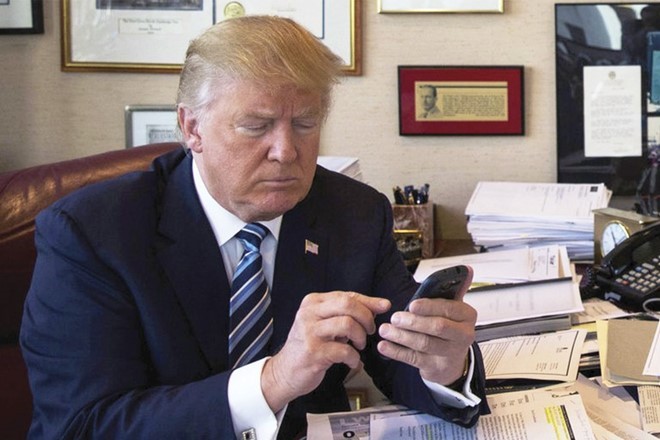 Trump muốn kiểm tra tin nhắn các trợ lý để điều tra rò rỉ. Ảnh: NYT.