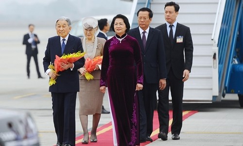 Nhà vua và Hoàng hậu Nhật Bản đến Hà Nội. 