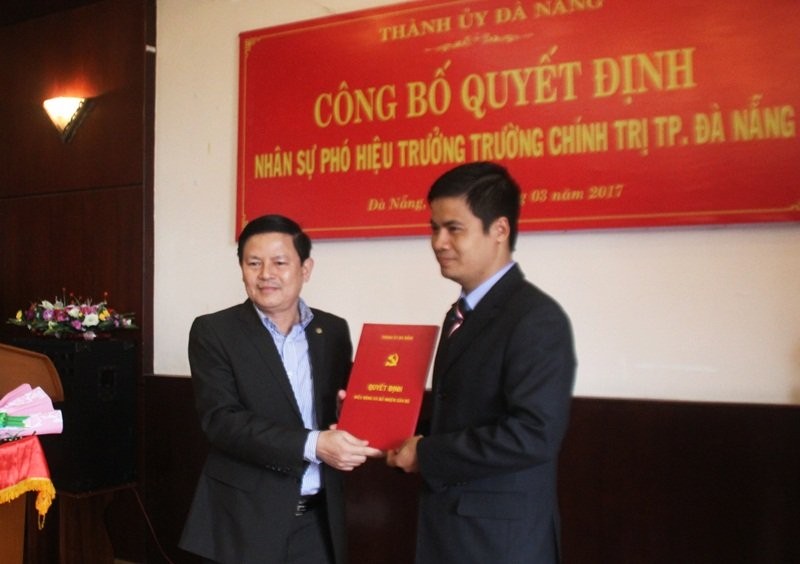 Ông Nguyễn Đình Thuận (bên phải) được bổ nhiệm chức vụ mới. 