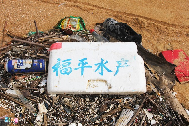 Dầu vón cục và rác thải có chữ Trung Quốc dạt bờ biển xã Tam Quang, huyện Núi Thành (Quảng Nam). 