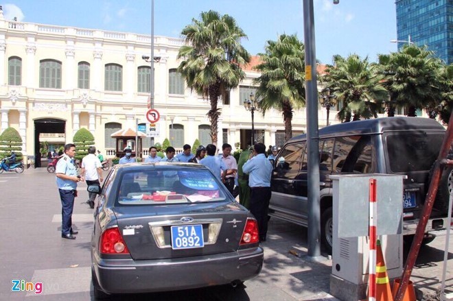 Xe UBND quận 9 bị lực lượng chức năng quận 1 lập biên bản do đậu trái phép trên đường Nguyễn Huệ, trước trụ sở UBND TP. Ảnh: Thuận Lâm.
