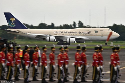Quốc vương Ả-rập công du Indonesia bằng máy bay dát vàng