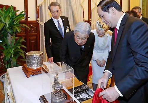 Nhà vua và Hoàng hậu Nhật Bản chiêm ngưỡng món quà tặng ngày 1/3. Ảnh: Hữu Sáng