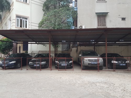 5 xe biển xanh của Sở Lao động, Thương binh và Xã hội Hà Nội được niêm phong chờ hướng xử lý của thành phố. 