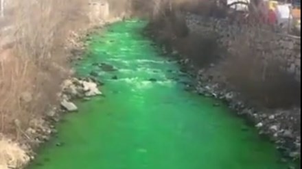 Sông Valira chảy giữa Tây Ban Nha và Andorra chuyển sang màu xanh dạ quang bất thường hôm qua, gây hoang mang cho nhiều người, theo RT.