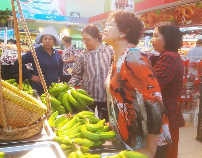 Từ sáng đã có nhiều người chọn mua chuối 5.900 đồng/kg.