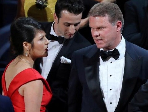 Martha Ruiz (trái) và Brian Cullinan trên sân khấu lễ trao giải Oscar.