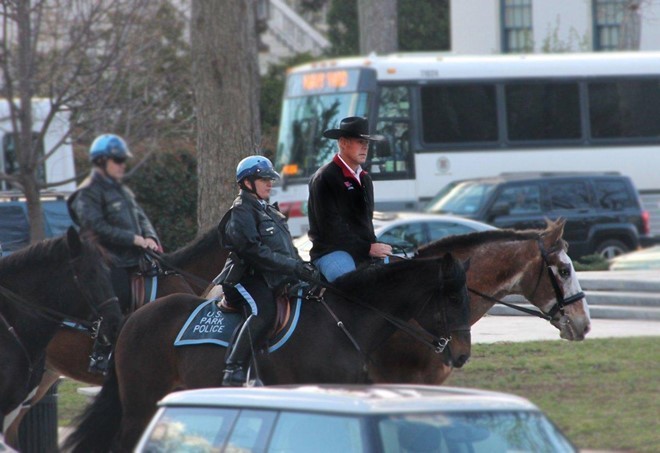 Bộ trưởng Nội vụ Mỹ Ryan Zinke (thứ nhất từ phải sang) cưỡi ngựa đi làm trong ngày đầu tiên. Ảnh: Twitter. "Thật vinh dự khi được sát cánh cùng những sĩ quan dũng cảm của lực lượng cảnh sát bảo vệ, những người chuyên nghiệp, hiến dâng cuộc sống để phục vụ