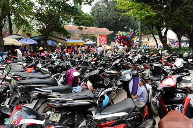 Trong số hơn 900 điểm lấn chiếm vỉa hè để trông giữ xe ở Hà Nội, có hơn 600 điểm có phép, 244 nơi không phép . 