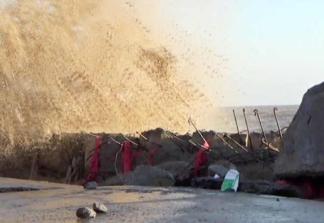 Sóng đánh gây sạt lở kè Gành Hào ở huyện Đông Hải, Bạc Liêu.