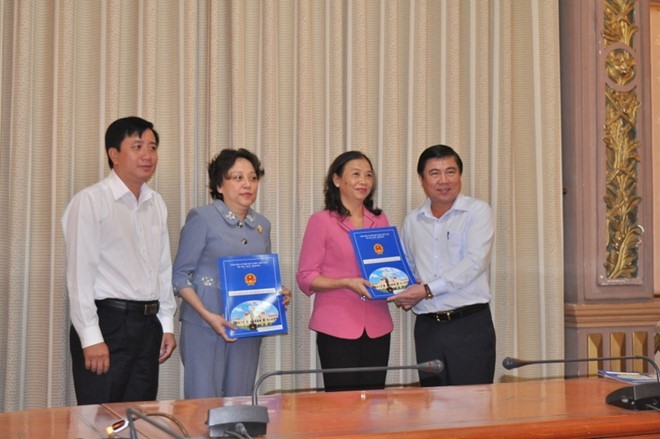 Chủ tịch UBND TP Nguyễn Thành Phong trao quyết định bổ nhiệm lãnh đạo Ban quản lý An toàn vệ sinh thực phẩm. 