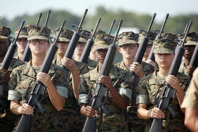 Nữ binh sĩ của lực lượng Thủy quân lục chiến Mỹ trong một cuộc tập trận. Ảnh: Getty.