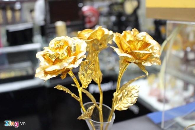 Để làm thành một bông hoa mạ vàng thật, đơn vị chế tác phải nhập nguyên liệu từ nhiều nơi. Ảnh: Hiếu Công. 