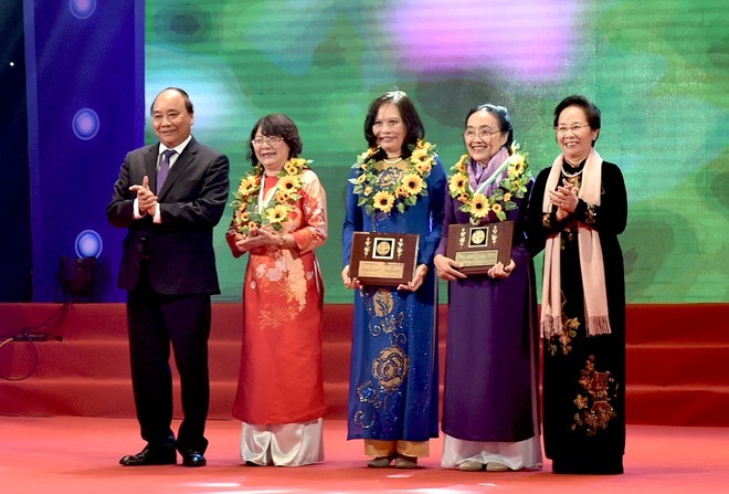 Thủ tướng Nguyễn Xuân Phúc, nguyên Phó Chủ tịch nước Nguyễn Thị Doan trao Giải thưởng Kovalevskaia năm 2016 cho các tập thể, cá nhân. 