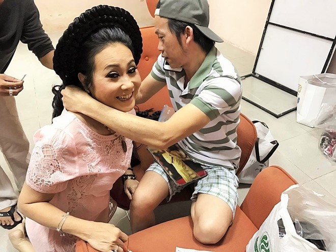Danh hài Hoài Linh tự tay đep vòng cổ trầm hương cho nghệ sĩ Thanh Hằng. Ảnh: Facebook.