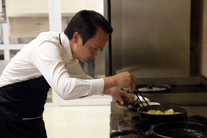 Chủ tịch FLC Trịnh Văn Quyết tự tay vào bếp nấu ăn cho chị em dịp này. Ảnh: FB Trinh Văn Quyet.