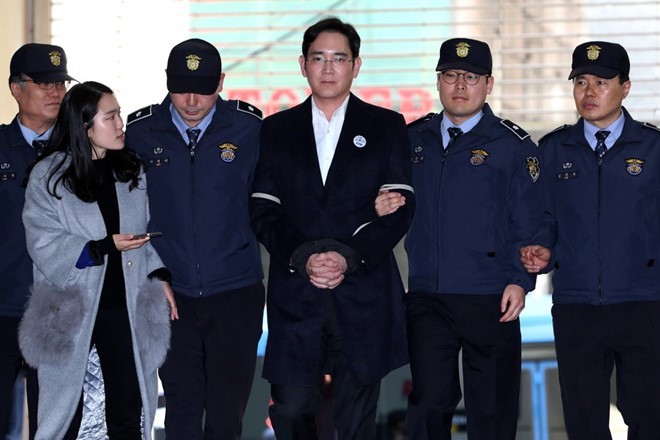 Ông Lee Jae Yong bị giải đến văn phòng công tố viên ở Seoul hôm 25/2. Ảnh: Getty.
