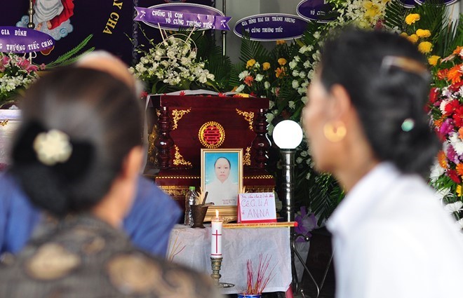 Người thân tổ chức đám tang cho thai phụ Nguyễn Thị Thùy Trang và con gái của chị. 