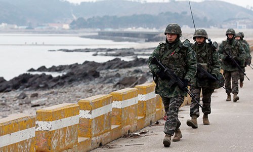 Binh lính Hàn Quốc được yêu cầu cảnh giác về động thái từ Triều Tiên. Ảnh: Yonhap