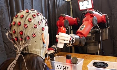 MIT tạo ra robot Baxter có thể được kiểm soát bằng não người. Ảnh: MITCSAIL.