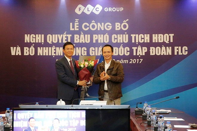 Ông Lê Thành Vinh nhận hoa chúc mừng từ ông Trịnh Văn Quyết, Chủ tịch Tập đoàn FLC. Ảnh: FLC