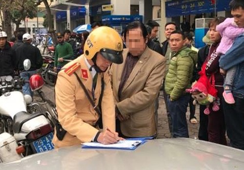 Nhiều tài xế đỗ xe ở lòng đường, vỉa hè trên phố trung tâm Hà Nội bị cảnh sát xử phạt.