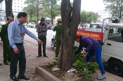 Tổ công tác thuộc phường Dịch Vọng Hậu, Cầu Giấy nhắc nhở, yêu cầu các hộ dân kinh doanh buôn bán trên vỉa hè thu dọn rác thải. 
