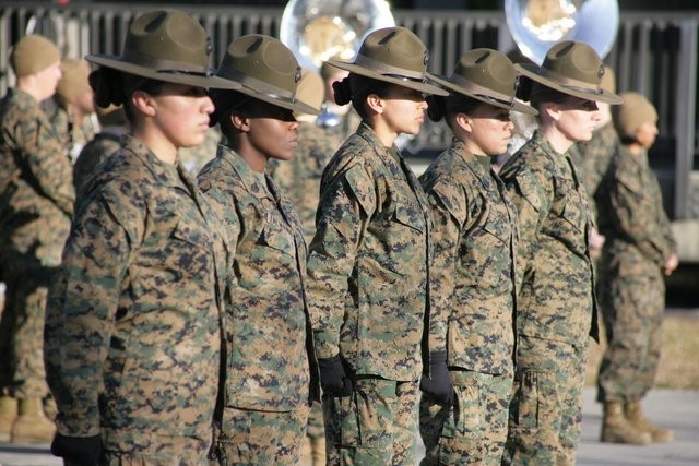 Các nữ binh sĩ thuộc Thủy quân lục chiến Mỹ. Ảnh: defencetalk.com. 