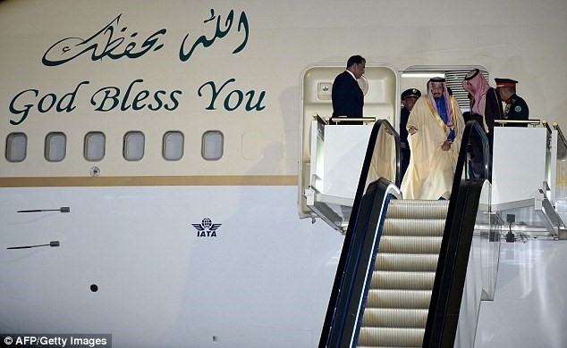 Quốc vương Saudi Arabia xuống máy bay tại sân bay Haneda, Tokyo, ngày 12/3. Ảnh: Getty.