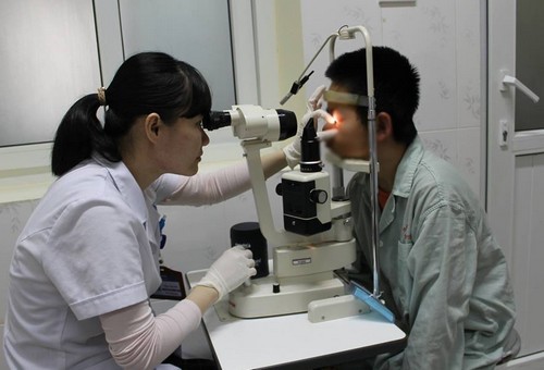 Bác sĩ kiểm tra mắt cho một bệnh nhân.