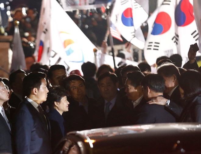 Bà Park Geun-hye chào những người ủng hộ khi về đến nhà riêng ở Seoul, Hàn Quốc. Ảnh: Reuters.