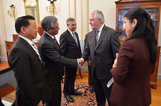 Ngoại trưởng Hoa Kỳ Rex Tillerson bắt tay với Đại sứ Phạm Quang Vinh trong buổi tiếp đại sứ, đại biện các nước ASEAN tại Washington D.C.. Ảnh: Bộ Ngoại giao. 