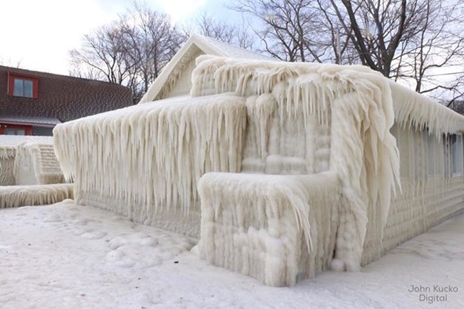Ngôi nhà ở Webster, New York, bị bao phủ trong lớp tuyết dày 18 cm. Ảnh: John Kucko