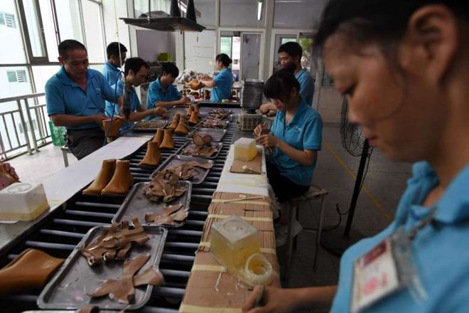 Khoảng 100.000 đôi giày mang thương hiệu Ivanka Trump được sản xuất tại nhà máy Huajian, Trung Quốc. Ảnh: AFP.