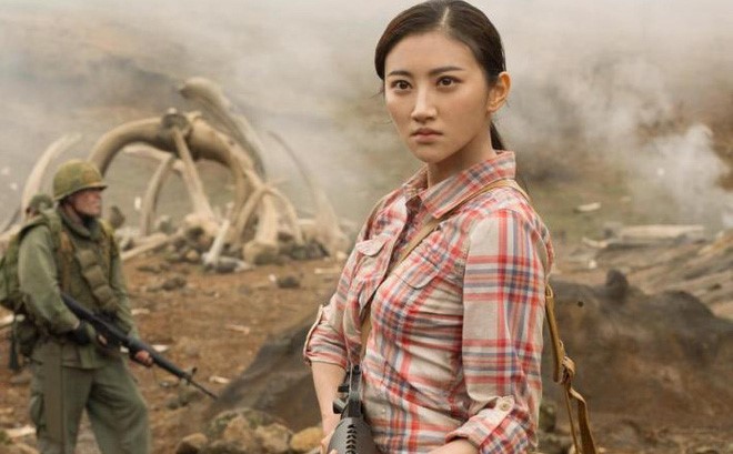 Việc Cảnh Điềm vào một vai "bình hoa di động" trong Kong: Skull Island được cho là cách để bộ phim này được phát hành tại thị trường Trung Quốc. Ảnh: Hollywood Reporter. 
