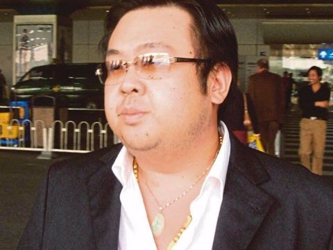 Kim Jong Nam, anh trai cùng cha khác mẹ của lãnh đạo Triều Tiên Kim Jong Un, đeo dây chuyền vàng và dây chuyền có mặt hình Phật tại sân bay quốc tế Bắc Kinh năm 2004. Ảnh: Huffington Post. 