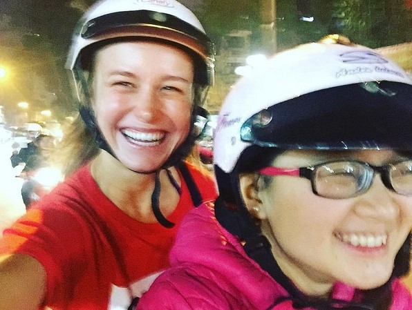 Nữ diễn viên thích thú trải nghiệm đi xe máy ở Hà Nội. Ảnh: Instagram. 