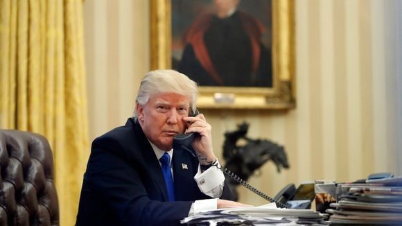 Tổng thống Donald Trump ở phòng Bầu Dục, Nhà Trắng ngày 27/1. Ảnh: AP.