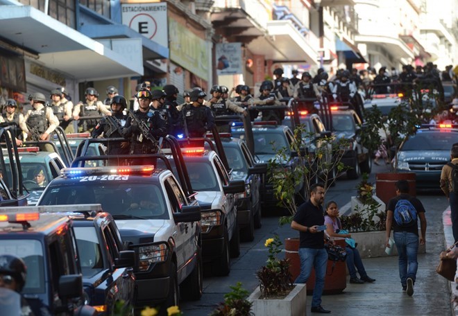 Cảnh sát liên bang được điều động đến đảm bảo an ninh tại Veracruz (Mexico), một trong những điểm nóng về ma túy và là "chiến địa" của các băng đảng tại Mexico. Ảnh: Reuters.