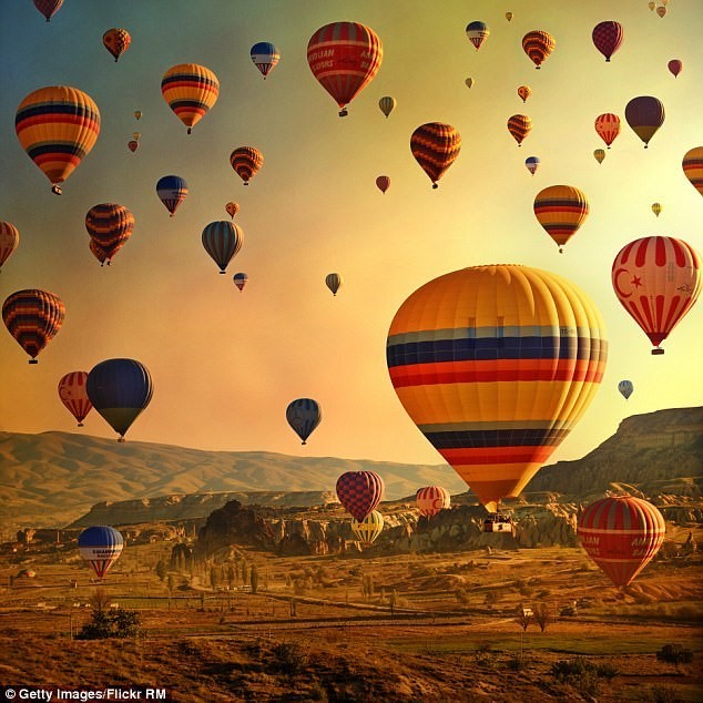 Kinh khí cầu là loại hình du lịch nổi tiếng ở Cappadocia, Thổ Nhĩ Kỳ. Ảnh: Getty. 